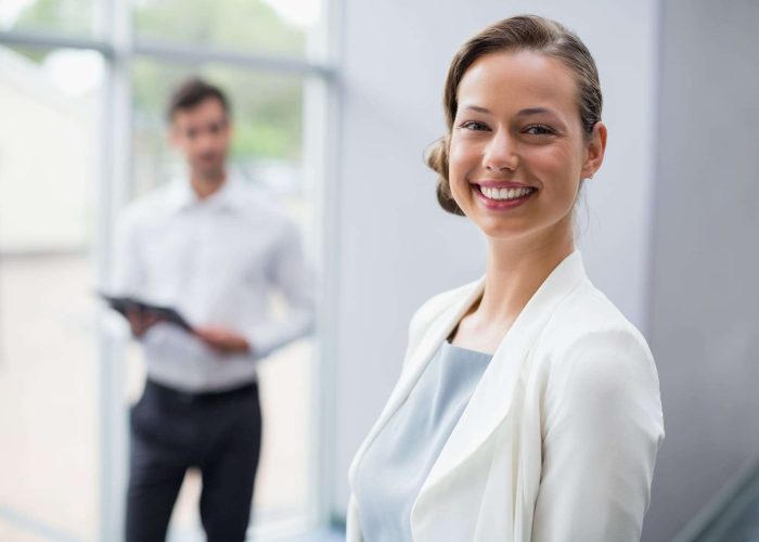 mujer-empresario-sonriente